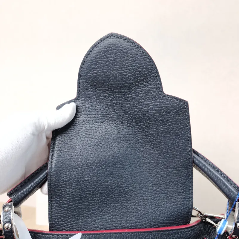 Louis Vuitton Top Handle Bag Capucines Black Calfskin Medium31.5 × 11 × 20 cm — detail view 21 of 22