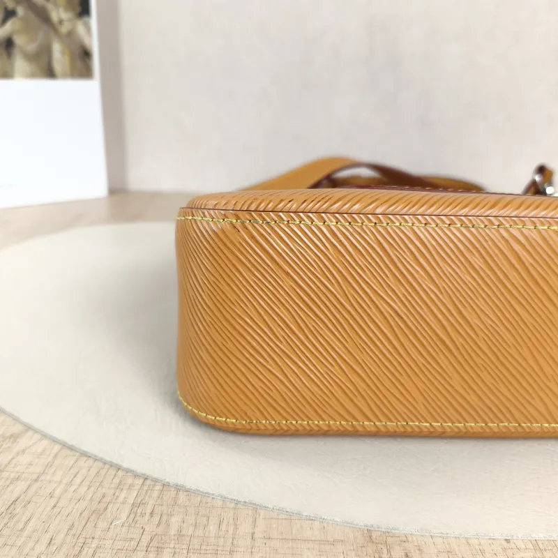 Louis Vuitton Crossbody Bag MARELLE Epi Embossed Calfskin Small25 × 8 × 15 cm — detail view 7 of 10
