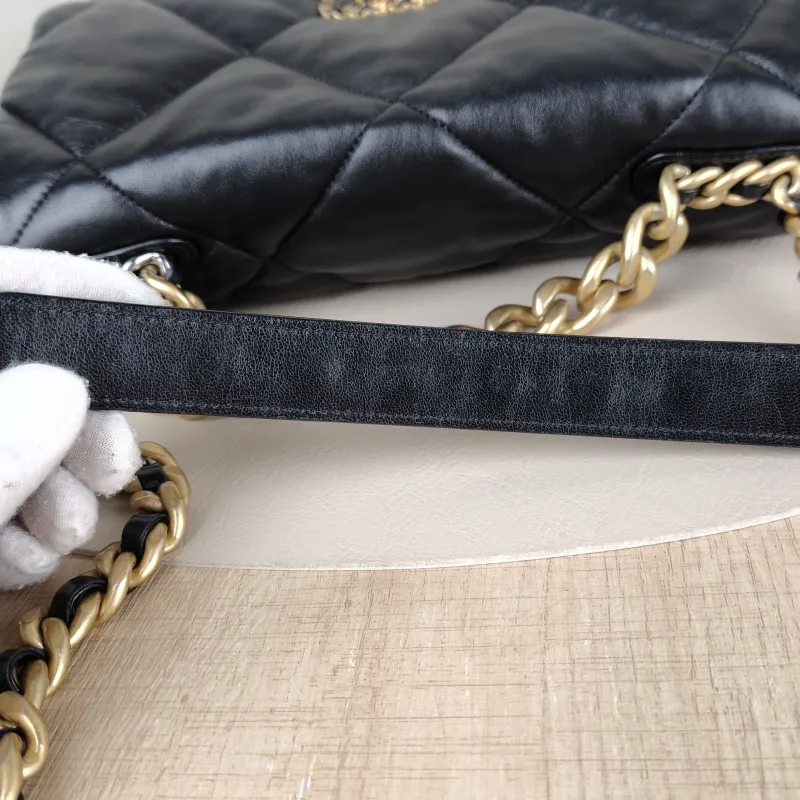 Chanel 19Bag Black Lambskin Medium30 × 10 × 20 cm — detail view 10 of 15