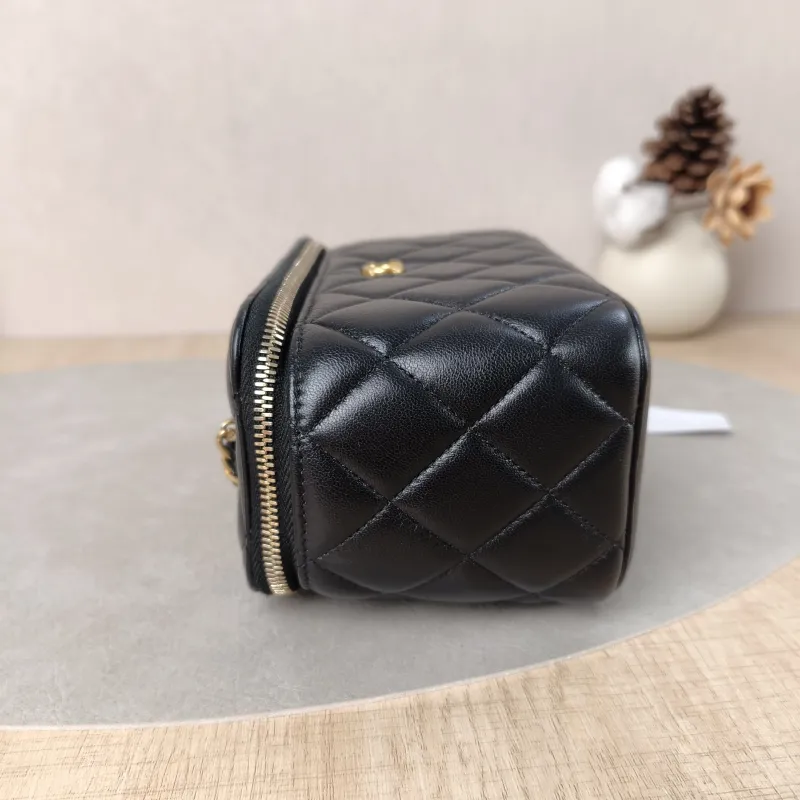 Chanel Crossbody Bag Edition Black Lambskin One Size17 × 8 × 9.5 cm — detail view 3 of 15