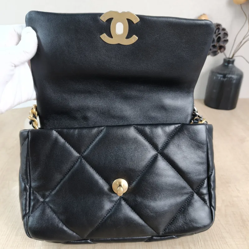 Chanel Crossbody Bag 19Bag Black SL ambskin Small 26 × 9 × 16 cm — detail view 4 of 12