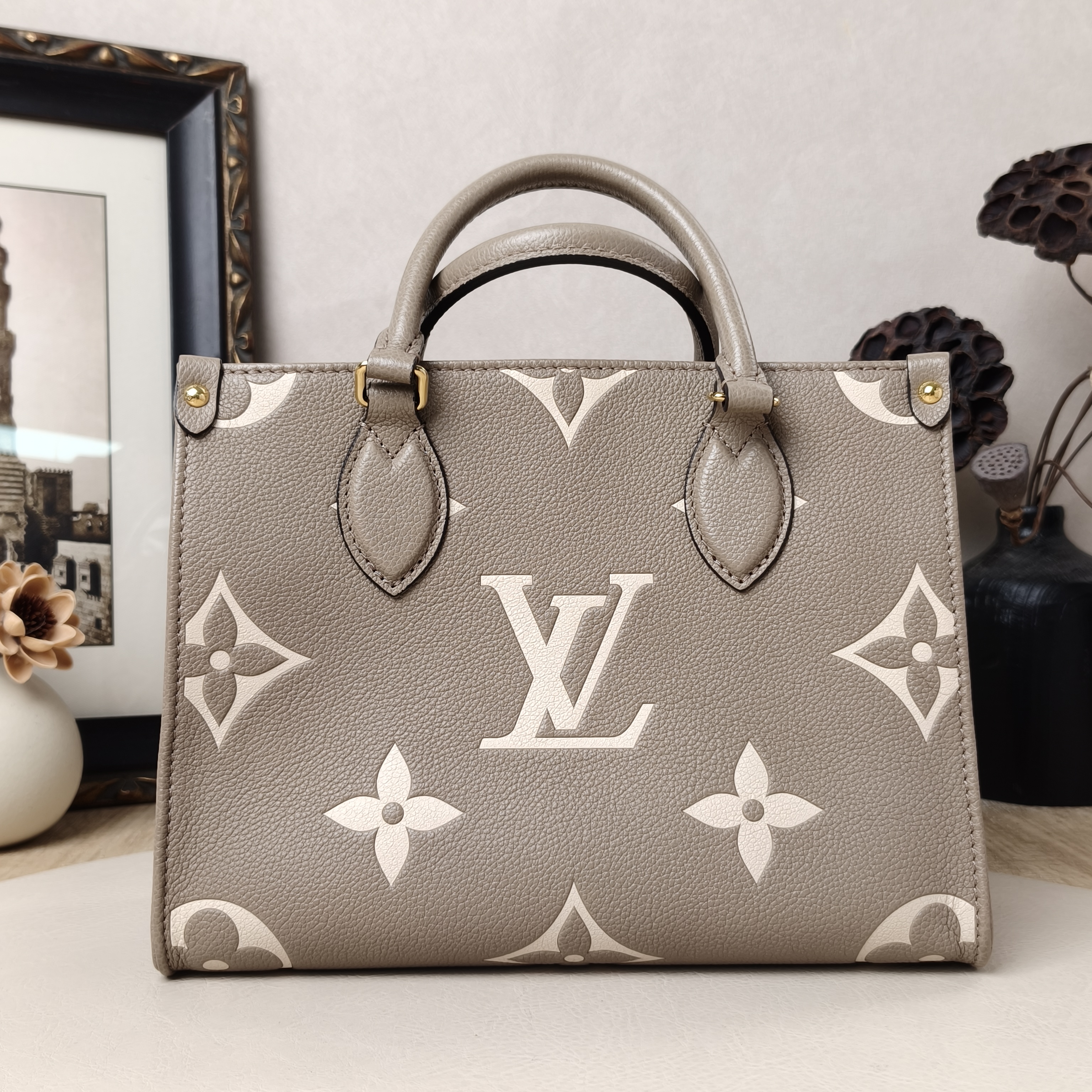 Louis Vuitton Onthego Small Calfskin Microchip Edition · Shoulder Strap · 25 × 11.5 × 19 cm