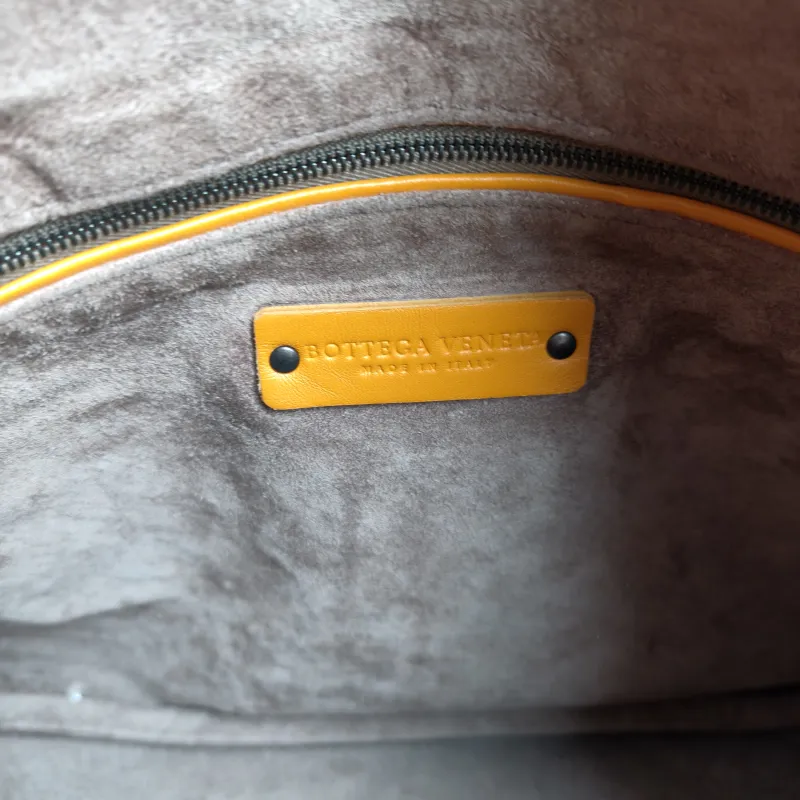 Bottega Veneta Shoulder Bag Veneta Vintage Edition Yellow Lambskin One Size 47 × 3 × 30 cm — detail view 6 of 11
