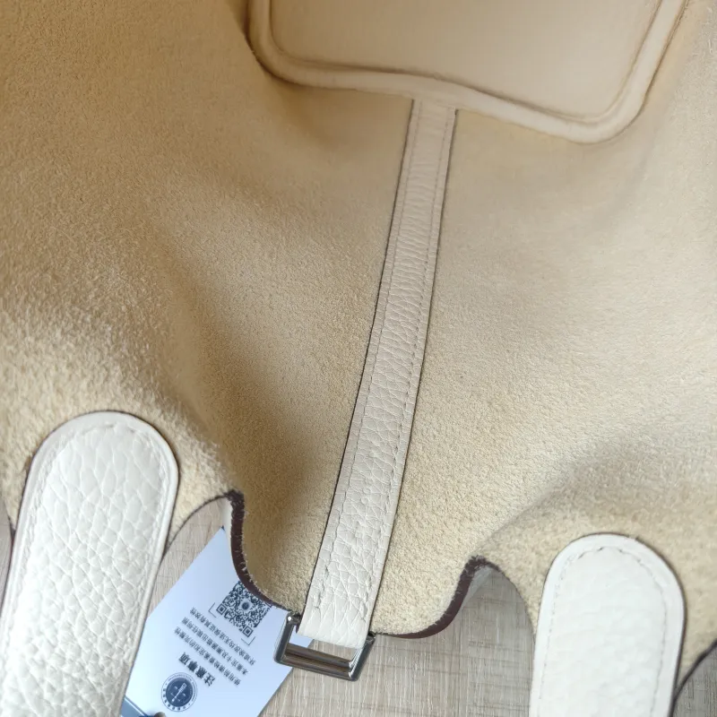 Hermès Top Handle Bag Picotin Lock 18 18 10Craie Taurillon Clemence TC Calfskin Small 18 × 13 × 18 cm Z Conditioned — detail view 10 of 12
