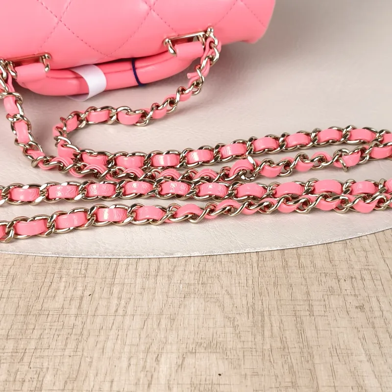 Chanel Crossbody Bag Edition Red Lambskin 19 × 6.5 × 13.5 cm — detail view 1 of 15