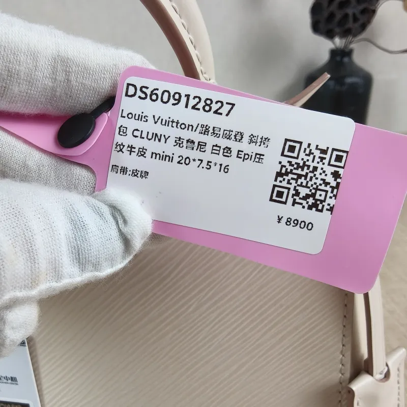 Louis Vuitton Crossbody Bag CLUNY White Epi Embossed Calfskin Mini 20 × 7.5 × 16 cm — detail view 1 of 14
