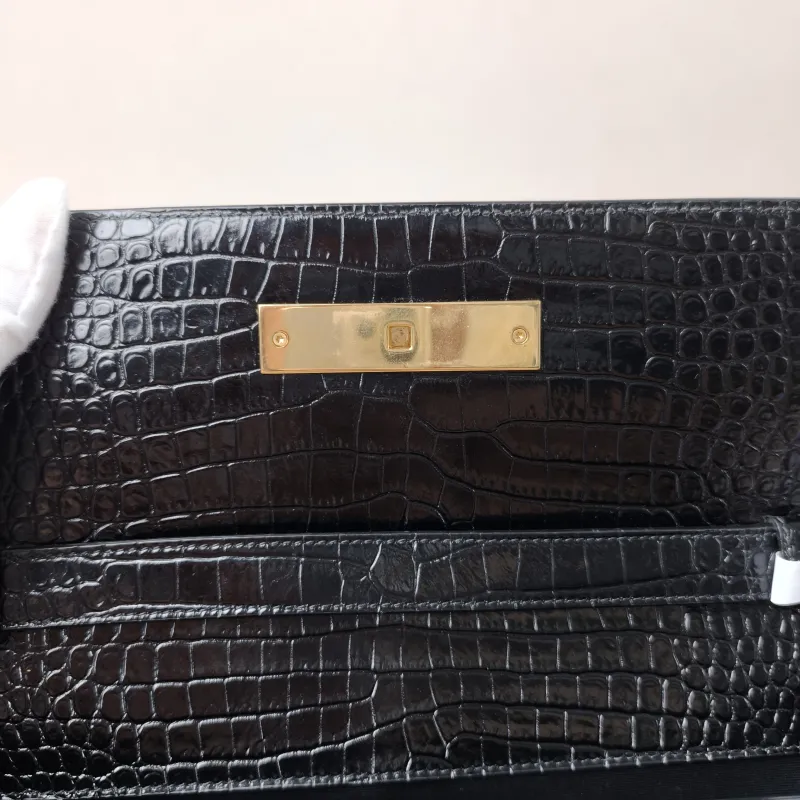 SAINT LAURENT Shoulder Bag MANHATTAN Black Calfskin Medium29 × 7.5 × 20 cm — detail view 4 of 15