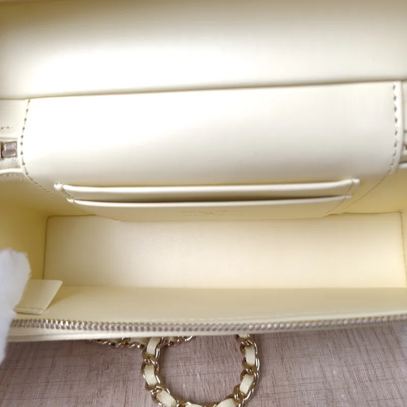 Chanel Crossbody Bag lp Yellow Grained Calfskin One Size 19.5 × 5 × 17 cm — detail view 8 of 11