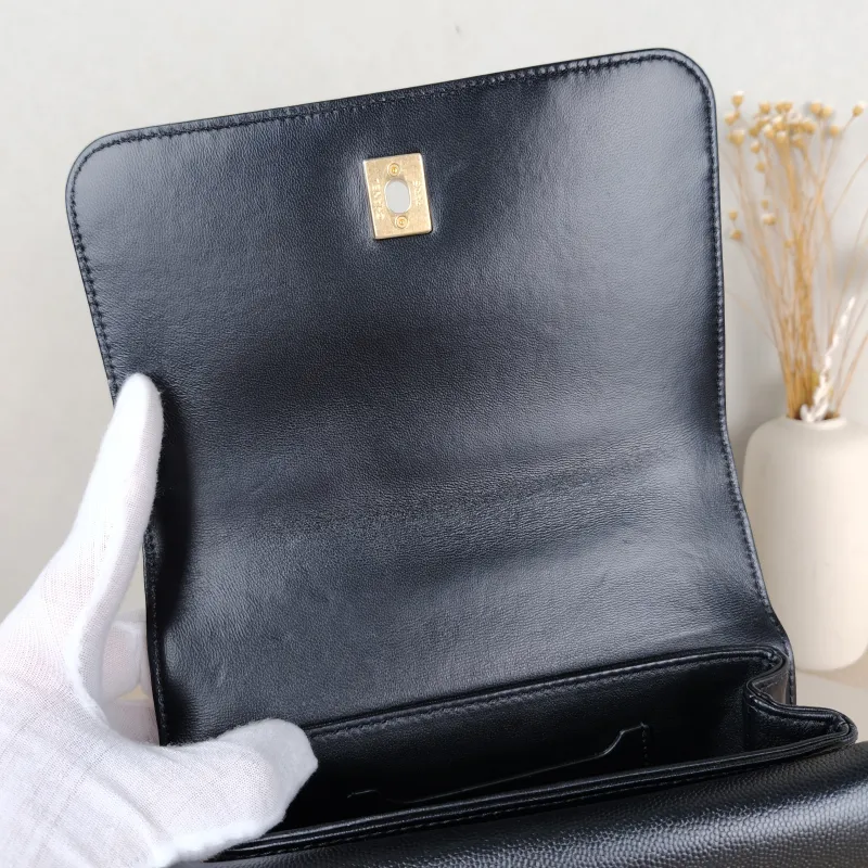 Chanel Crossbody Bag Black Grained Calfskin 21 × 9 × 15 cm — detail view 8 of 14