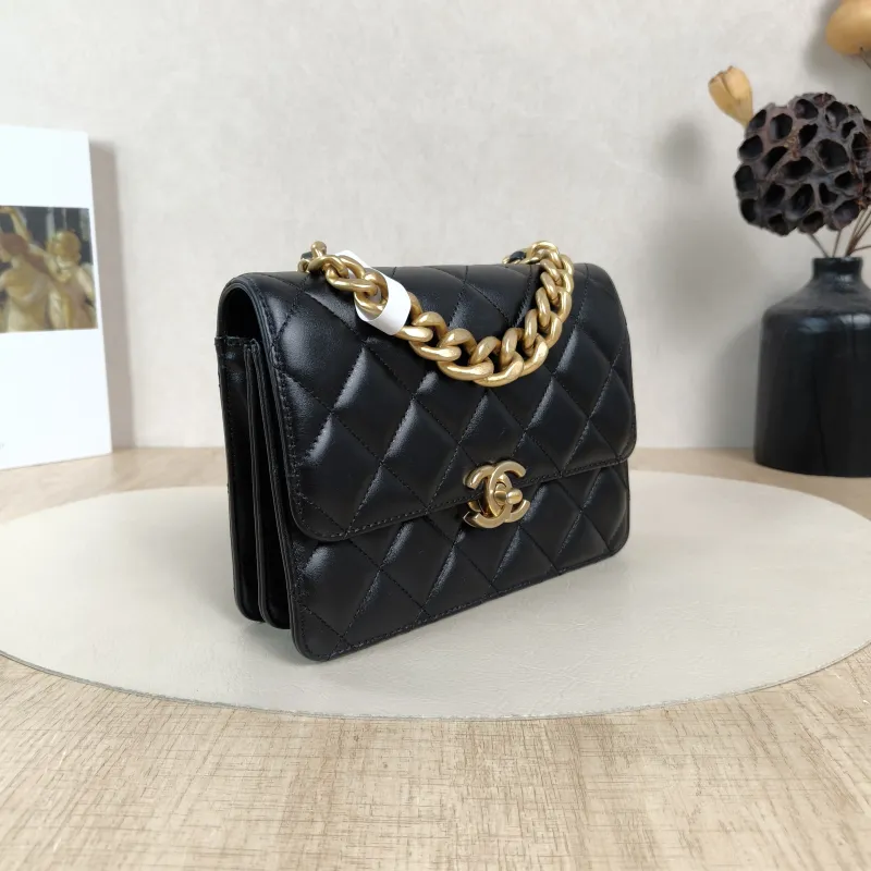 Chanel Crossbody Bag Crossbody Bag Black Lambskin One Size19.5 × 4 × 14.5 cm — cover view 3 of 5