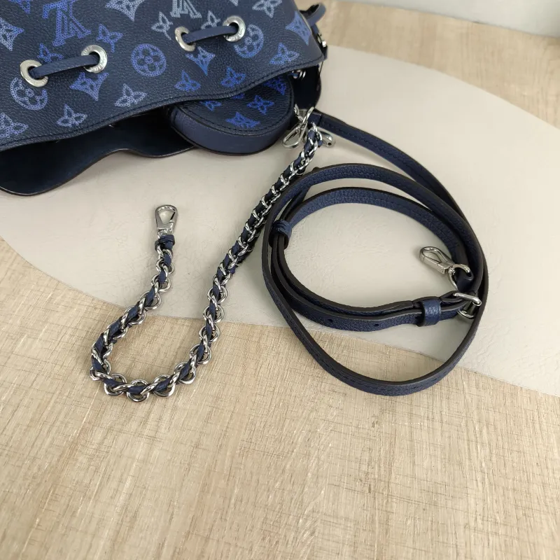 Louis Vuitton Crossbody Bag BELLA · Calfskin One Size 22 × 14 × 19 cm — detail view 4 of 9