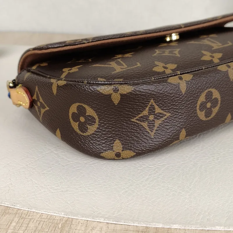 Louis Vuitton Crossbody Bag IVY Monogram PVC Small 23.5 × 4.3 × 12 cm — detail view 8 of 12