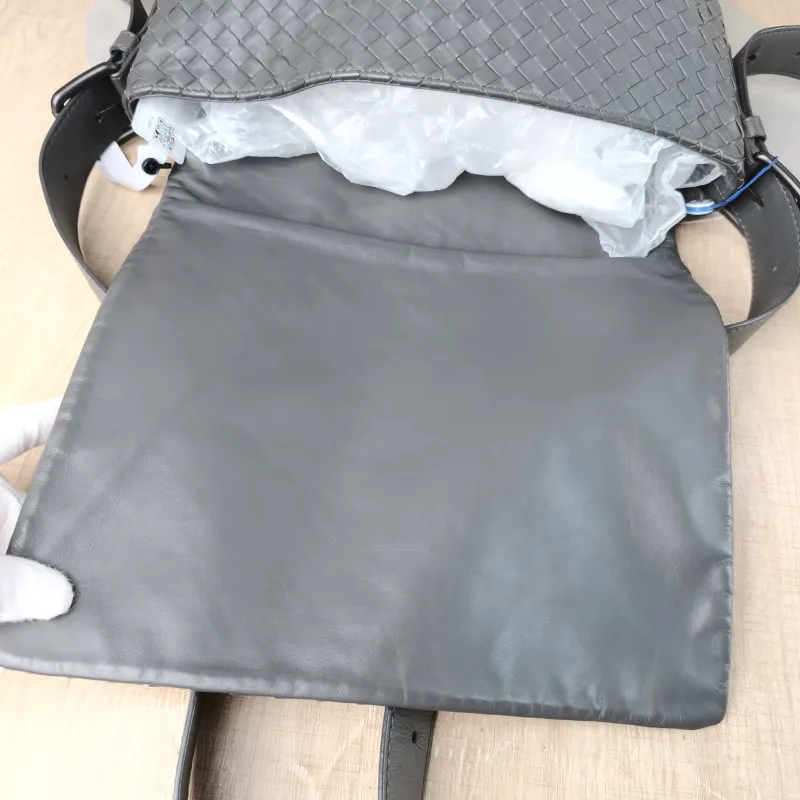 Bottega Veneta Shoulder Bag Messenger Bag Grey Calfskin One Size 30 × 7.5 × 31 cm — detail view 3 of 10