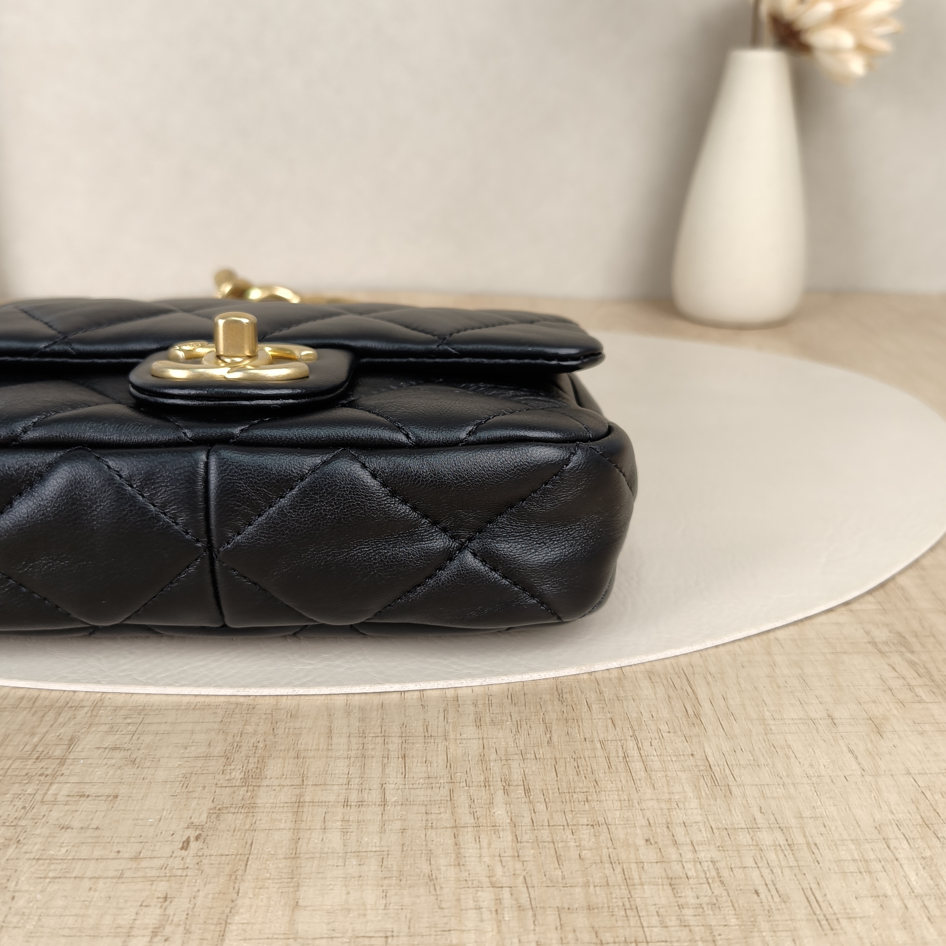 Chanel Crossbody Bag22s Black Lambskin One Size17 × 6 × 13 cm — cover view 6 of 8