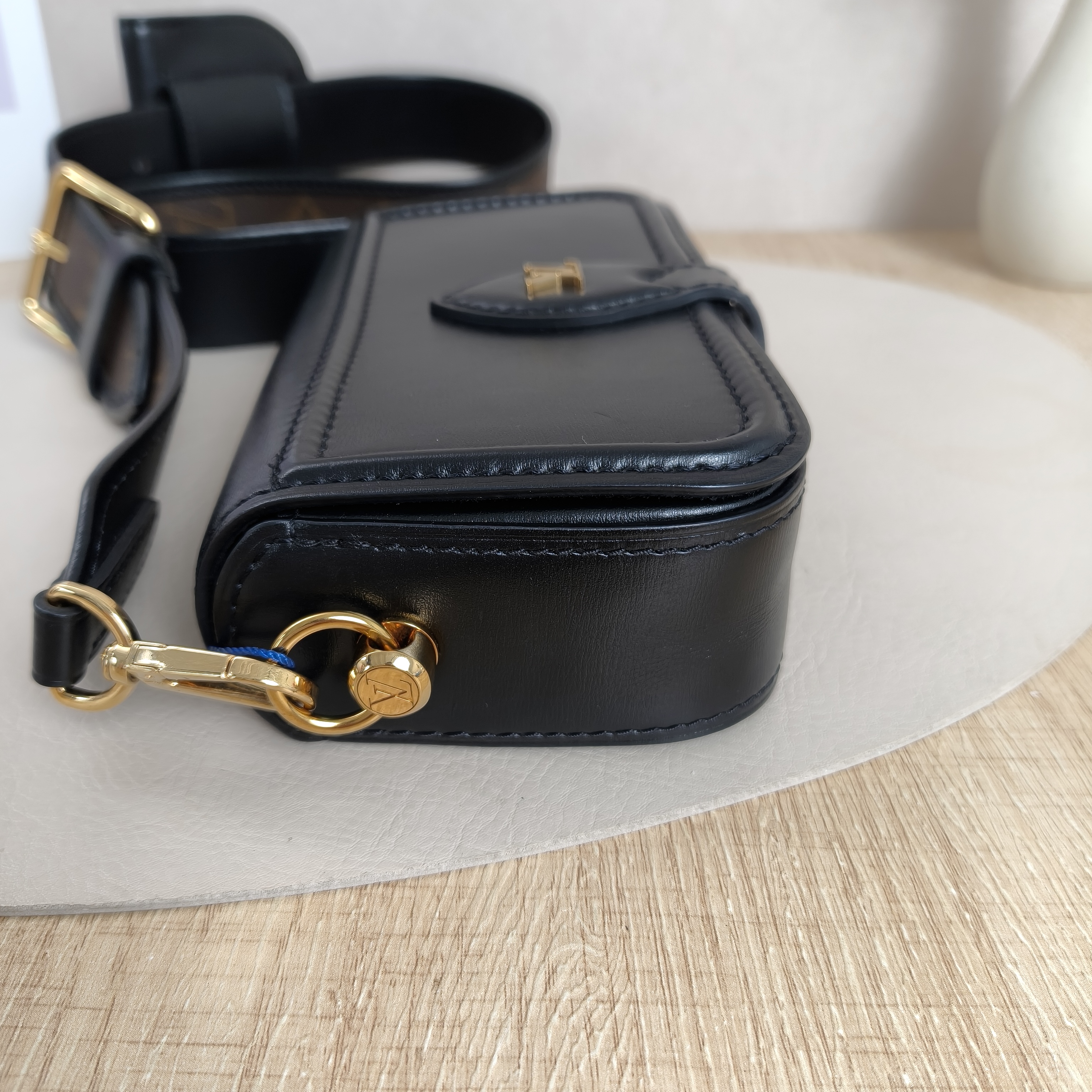 Louis Vuitton Crossbody Bag Officier Messenger Bag Black Calfskin17 × 4.5 × 10 cm — cover view 7 of 11