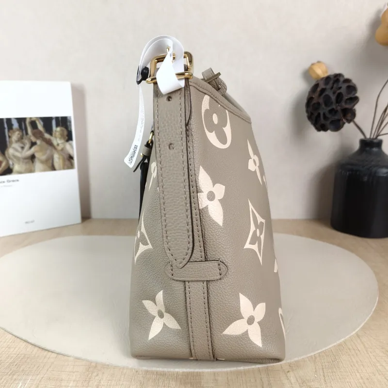 Louis Vuitton Crossbody Bag Carryall Calfskin Small 29.5 × 12 × 24 cm — detail view 6 of 12