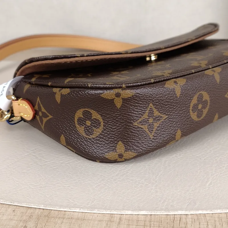 Louis Vuitton Crossbody Bag IVY Monogram PVC Small 23.5 × 4.3 × 12 cm — detail view 8 of 11