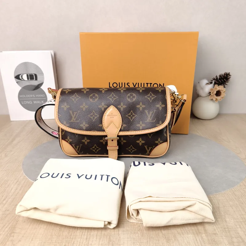 Louis Vuitton Crossbody Bag Diane Baguette Bag Shoulder Strap PVC Small 24 × 9 × 15 cm — cover view 6 of 6