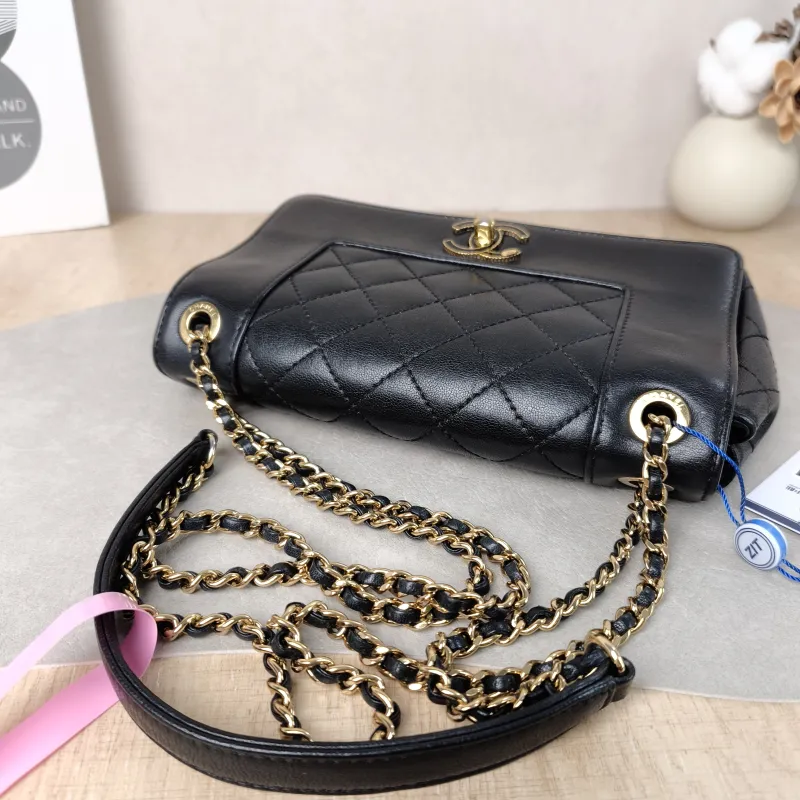 Chanel Crossbody Bag Crossbody Bag Black Calfskin One Size 21 × 5 × 13 cm 23 — detail view 9 of 12