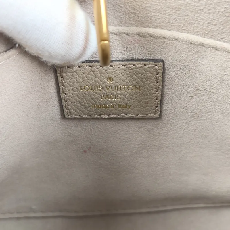 Louis Vuitton Crossbody Bag Onthego BB · White Empreinte Embossed Calfskin Monogram BB18 × 8.5 × 15 cm — detail view 6 of 11