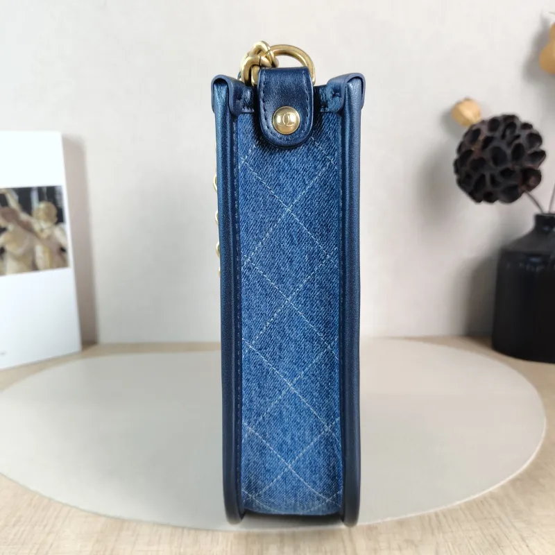Chanel Crossbody Bag hobo One Size 22 × 6 × 24 cm — detail view 5 of 10