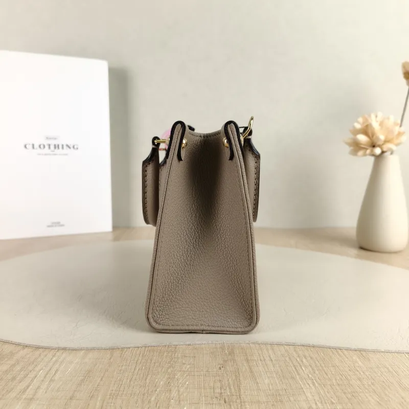 Louis Vuitton Crossbody Bag Onthego BB · White Monogram Empreinte Embossed Calfskin BB 18 × 8.5 × 15 cm — detail view 8 of 9