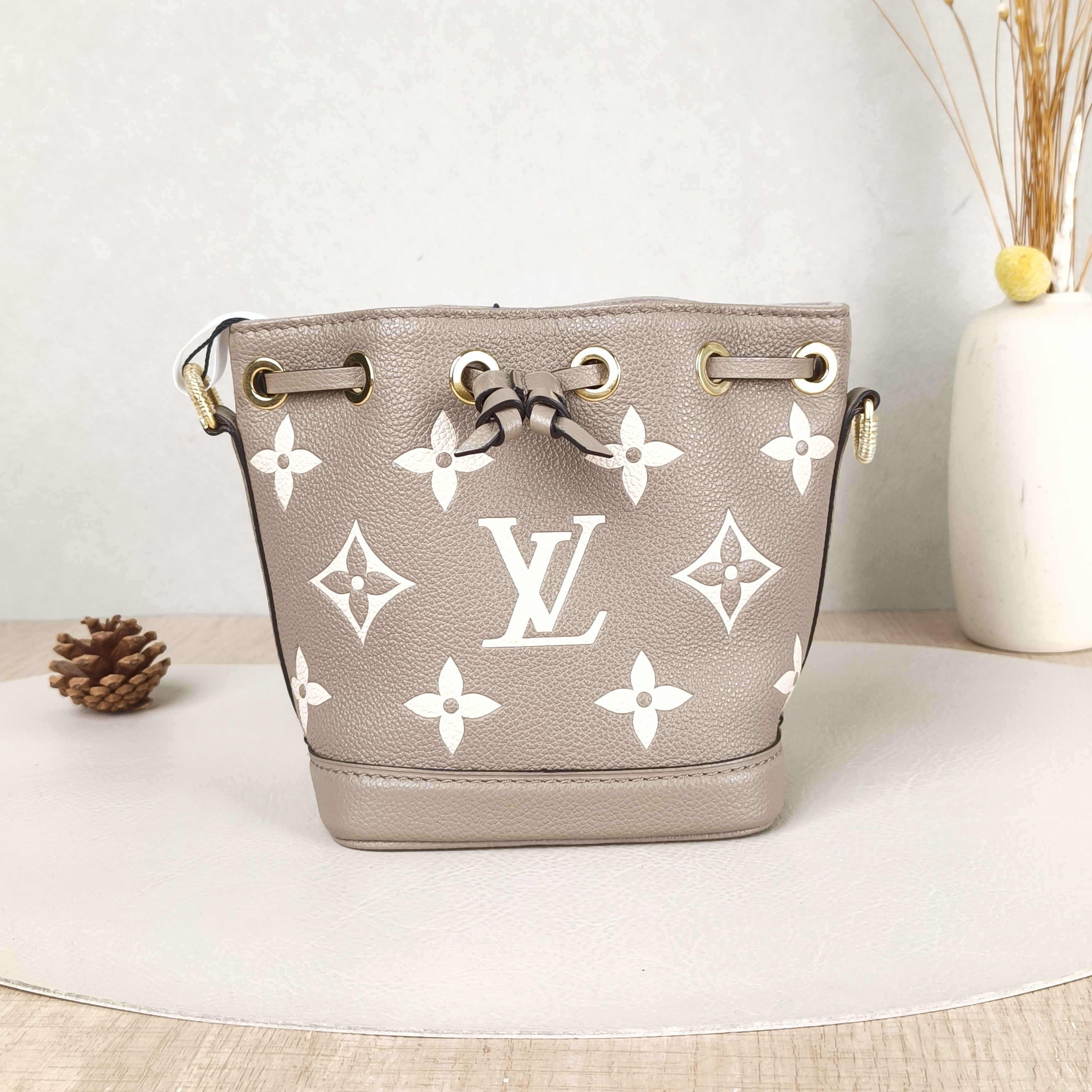 Louis Vuitton Crossbody Bag NANO NOÉ Bucket Bag Nano · White Empreinte Embossed Calfskin Monogramnano13 × 10 × 16 cm