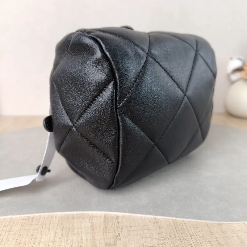 Chanel Crossbody Bag Black Lambskin One Size 23 × 14 × 11 cm — detail view 3 of 12