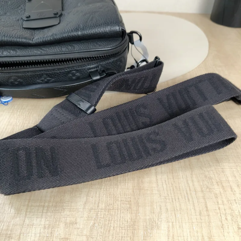 Louis Vuitton Crossbody Bag S Lock Messenger Bag Black Calfskin One Size22 × 8 × 18 cm — detail view 8 of 15