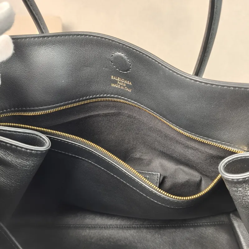 BALENCIAGA Top Handle Bag Hampton Carry All Tote Bag Black Calfskin Small 32 × 16 × 25 cm — detail view 11 of 13