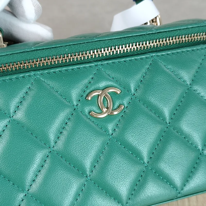 Chanel Crossbody Bag Edition Green Lambskinmini16 × 8 × 9.5 cm — detail view 4 of 15